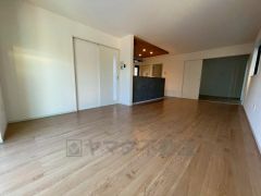 大きな窓のあるリビングは、陽光あふれる明るい空間です。居心地良く、ご家族皆がゆったり寛げる憩いの空間となりそうです。