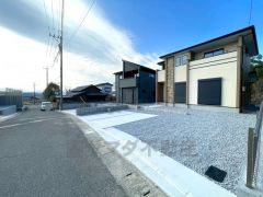 前面道路は公道南側約5.44～5.76ｍ。車通りが少ないため、小さなお子様がいるご家庭でも安心です＾＾