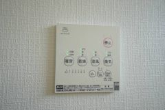 浴室暖房乾燥機には、暖房、乾燥、涼風、換気の4つの機能が付いています。タイマー付きです。換気・雨の日の洗濯も安心です＾＾