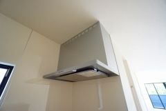 調理により発生する油煙や臭いを吸い込み、屋外へ排気してくれます。