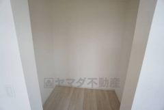 収納力豊富なウォークインクローゼット付き。洋服や小物などを1箇所にまとめて美しい収納を実現します。