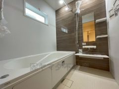 1日の疲れを癒すくつろぎのバスルーム。足を伸ばしてもゆったりと入れるサイズです。お子様と一緒にお風呂に入っても狭くないですね^^