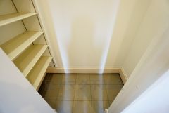 同仕様写真。シューズインクローゼットも完備されており、玄関収納も問題ありません。棚の上にお花など飾ってインテリアも楽しめますね。