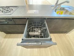 時間を大幅に短縮できる食器洗浄乾燥機付きキッチンです＾＾冬場の洗い物で手荒れの悩みもなくなります。