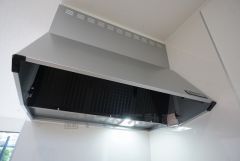 調理により発生する油煙や臭いを吸い込み、屋外へ排気してくれます。