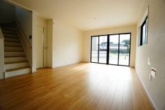 大きな窓のあるリビングは、陽光あふれる明るい空間です。居心地良く、ご家族皆がゆったり寛げる憩いの空間となりそうです。