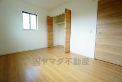 同仕様写真。2面採光を確保した明るい室内は、風通しも良く、大変居心地の良い空間となっております。爽やかな風を感じて起きる朝は、快適生活の始まりに。