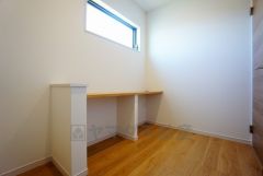 同仕様写真。ランドリールームにはカウンターを設置。たたんだ洗濯物を一時置きでき、衣類の仕分けや整理もスムーズです。