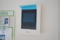 ドアを開けずに来訪者を確認できるモニター付インターフォン。防犯はもちろん、セールスマン対策にもなりますね＾＾