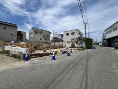 前面道路は5.4ｍと駐車がスムーズにできます＾＾ カースペースは停めやすい並列駐車2台付き。ご夫婦で1台ずつ所有できます＾＾
