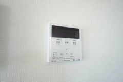 キッチン横からお湯張り、追い炊き、足し湯がボタン一つで楽々操作できる給湯機リモコンです＾＾忙しい夕飯の準備の時間帯に重宝しますね。