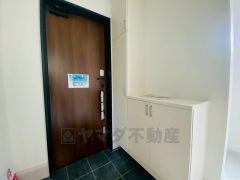 たっぷり収納できるシューズボックスです。家族全員の靴がきれいに整頓できます。棚の上にお花や写真を飾っても良いですね。