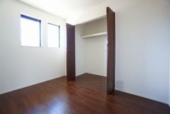 明るい洋室です。ナチュラル色のフローリングで開放的な優しい雰囲気になっています＾＾ベッドや机、ＴＶを置いてもゆとりのある広さです。