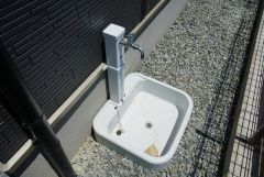 同仕様写真。洗車の時などに便利な外水栓。 小さなお子様用のプールやペットの散歩後など、大活躍すること間違いなしですね＾＾