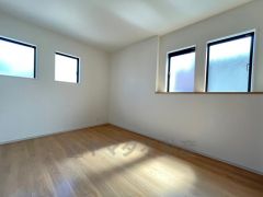 6.1帖の洋室。2面採光を確保した明るい室内は、風通しも良く、大変居心地の良い空間となっております。爽やかな風を感じて起きる朝は、快適生活の始まりに。