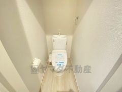 温水洗浄機付トイレです。節水機能もあるので、安心して使えますね。 2ヶ所にトイレがあるので、忙しい朝にもゆとりができますね。