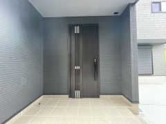 玄関扉が奥まって設置されているので、雨にも濡れにくくなっています。家の顔となる玄関扉がかっこいいと、たくさんの人を招き入れたくなりますね＾＾