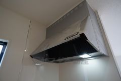 調理により発生する油煙や臭いを吸い込み、屋外へ排気してくれます。