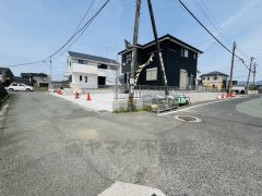 前面道路は南側4.8ｍ西側4.2ｍ。 スムーズに駐車できる広さです＾＾ 弓削田小学校目の前。特急停車西鉄バス「西鉄後藤寺営業所」停まで徒歩12分＾＾