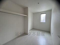 明るい洋室です。ナチュラル色のフローリングで開放的な優しい雰囲気になっています＾＾ベッドや机、ＴＶを置いてもゆとりのある広さです。