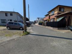 前面道路は公道北側約6ｍ、東側約5ｍ。