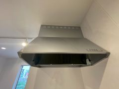 調理により発生する油煙や臭いを吸い込み、屋外へ排気してくれます。