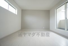 同仕様写真。住む人のこだわりを活かす洋室＾＾日当たりがよく、寝室としての利用もおすすめ。広めのクローゼットもあり荷物もすっきり片付けれ、ゆとりのある暮らしが出来ます＾＾