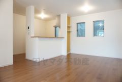 同仕様写真。家族が集まる開放的なリビング。約17帖の大空間で毎日のお食事が楽しみです＾＾思い思いの時間を過ごしたり、家族みんなで食事をしたり、素敵な団らんの場になりますね。