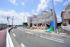 前面道路は8.1ｍ。 お車をスムーズにお停めできます＾＾ カースペースは全棟2台＾＾ 西鉄バス須恵停徒歩2分。