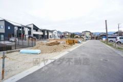 道幅が広く、車通勤の方や買い物などでの車の出し入れも楽々できて嬉しいですね。