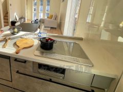 お手入れのしやすいIHクッキングヒーターです。 3口コンロなので、効率よくお料理が楽しめます。毎日のお料理も楽しくなりますね＾＾