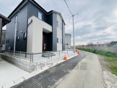 前面道路は4ｍ。交通量は少ないため小さなお子様がいるご家庭も安心です＾＾ 前面棟がないため陽当たり風通し良好です＾＾