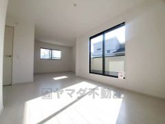 2面採光を確保した明るい室内は、風通しも良く、大変居心地の良い空間となっております。爽やかな風を感じて起きる朝は、快適生活の始まりに。