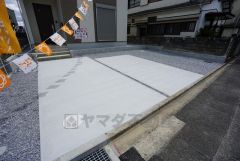 カースペースは停めやすい並列駐車3台付きです。前面道路は広々10ｍ以上で駐車もスムーズにできます＾＾