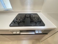 3種類の料理が同時に調理できる、3口ガスコンロ。忙しい夕食の支度時間が短縮できて嬉しいですね。