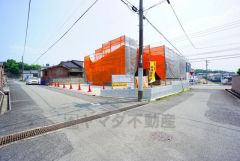 前面道路は北東側4.9ｍ、北西側4.2ｍ。交通量が少ないため小さなお子様がいるご家庭でも安心です＾＾
