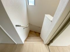 ご年配の方でも安心できる、手すり付き階段です＾＾段差も低めで設定されてますので安全性にも優れてますね＾＾