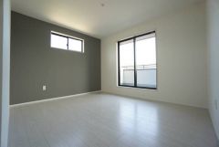 主寝室としてお使いいただけそうなこちらのお部屋は、日当たりが良く、爽やかな風を感じて起きる朝は、快適生活の始まりに。