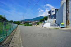 前面道路は交通量が少なく小さなお子様がいるご家庭も安心です＾＾ 全棟カースペースは2台付き。ご夫婦で1台づつ所有できます＾＾