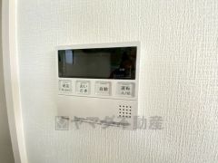 キッチン横からお湯張り、追い炊き、足し湯がボタン一つで楽々操作できる給湯機リモコンです＾＾忙しい夕飯の準備の時間帯に重宝しますね。