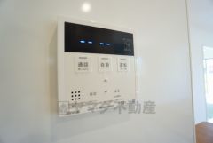 給湯器リモコンはキッチン横からボタンひとつで操作が楽々。通話ボタン付きでお子様とも会話ができて安心です。