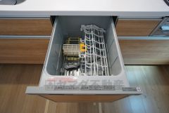 家事の時間が短縮できる食器洗浄乾燥機付。後片付けもラクラクです。 食器を洗う手間が減るので家族とのコミュニケーションの時間や自分の時間が増えますね。