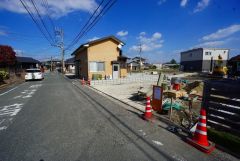 前面道路は公道西側6.5ｍ。幅広いためお車の離合や駐車スムーズです＾＾