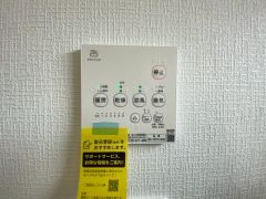 雨の日の洗濯も安心できる浴室暖房乾燥機付き浴室。リモコンで操作もボタン1つで簡単。 浴室暖房乾燥機には、暖房、乾燥、涼風、換気の4つの機能が付いています。タイマー付きです。