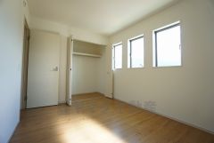 暖かい日差しが差し込む洋室。たっぷり収納できるクローゼット付きでお部屋の中をすっきりと快適に保てます。