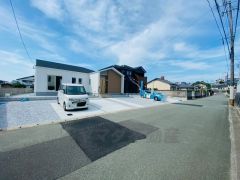 前面道路は約6ｍと駐車や離合もスムーズです＾＾ 大型車両の通行も少なく小さなお子様がいるご家庭でも安心です＾＾