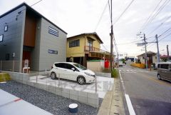 カースペースは停めやすい並列駐車2台付き。