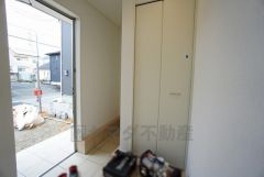 たっぷり収納できるシューズボックスです。家族全員の靴がきれいに整頓できます。棚の上にお花や写真を飾っても良いですね。