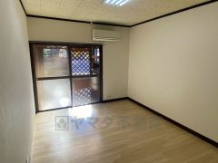 住む人のこだわりを活かす洋室＾＾日当たりがよく、寝室としての利用もおすすめ。木目調のシンプルデザインで落ち着きと安らぎの空間に仕上げています。