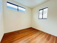2面採光を確保した明るい室内は、風通しも良く、大変居心地の良い空間となっております。爽やかな風を感じて起きる朝は、快適生活の始まりに。